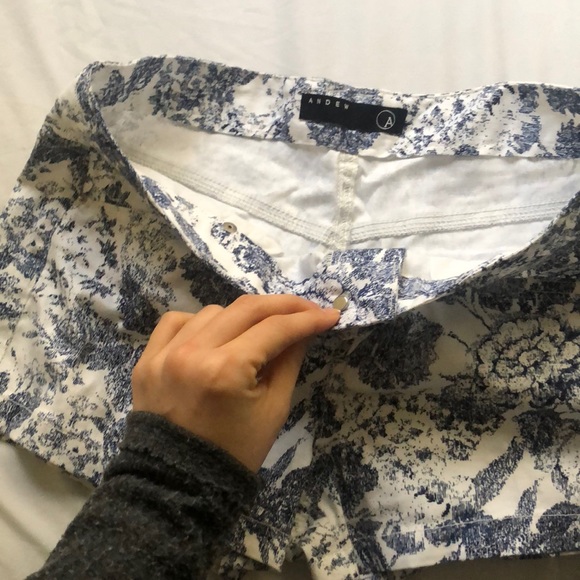 Flattering 4 way stretch floral shorts - Picture 4 of 4